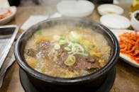 주간핫소식 솥뚜껑 닭볶음탕 맛집의 위치는 어디인가요?