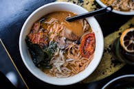 꿀 소식 스스키노에 있는 매운 라멘 맛집 이름이 뭔가요?