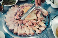 도움되는 정보 하단에 위치한 구워주는 삼겹살 맛집은 어디인가요?